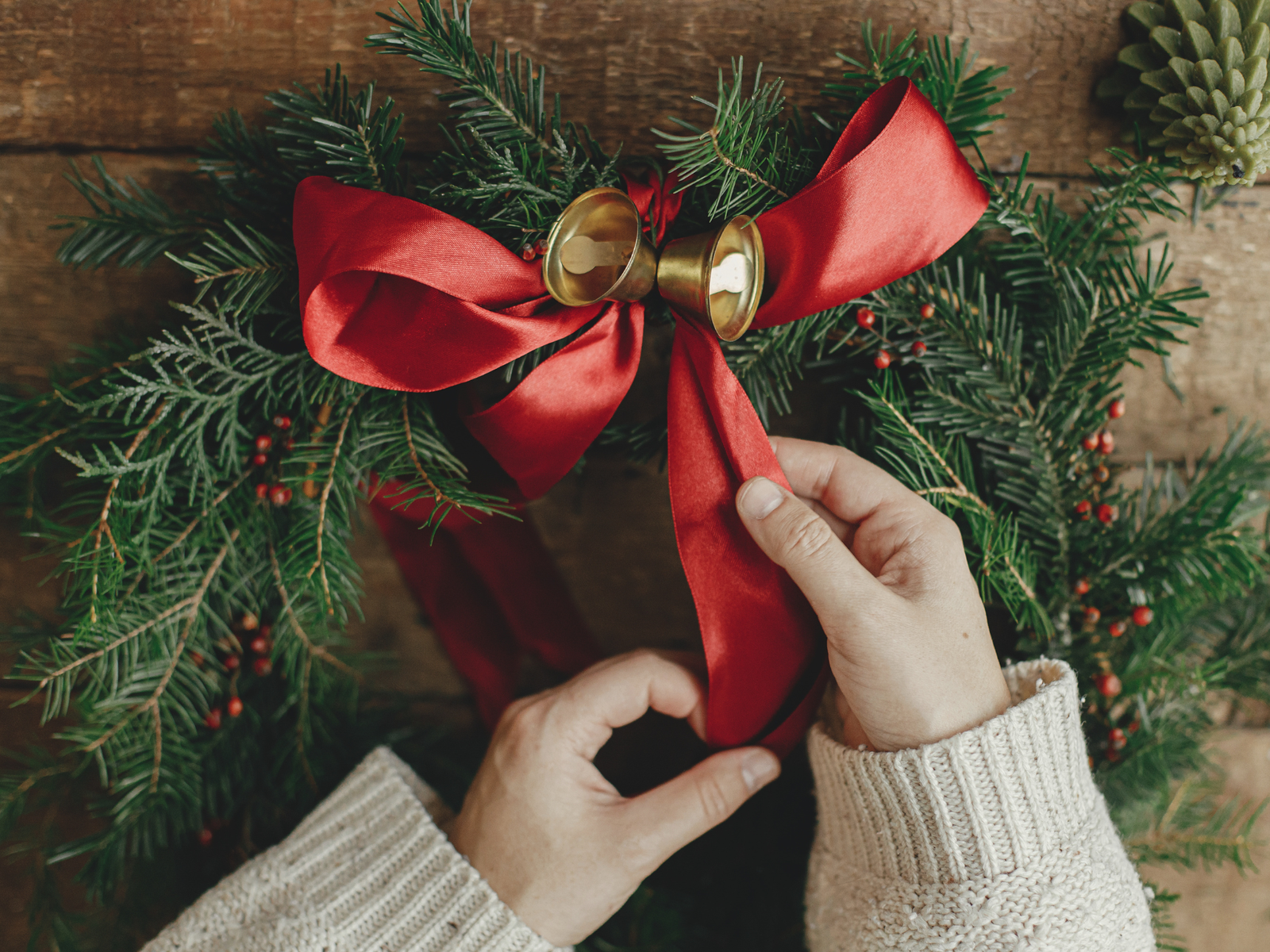 How to Make Your Live Wreath Last the Entire Season